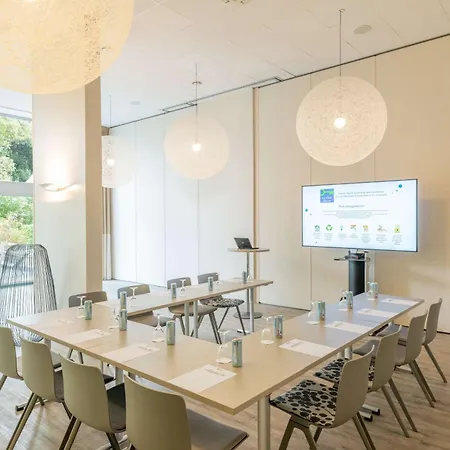 Western Du Parc Chantilly