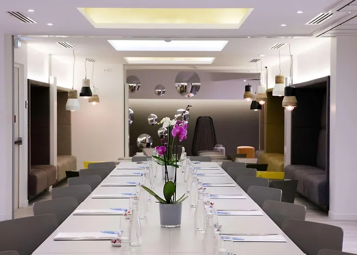 Western Du Parc Chantilly