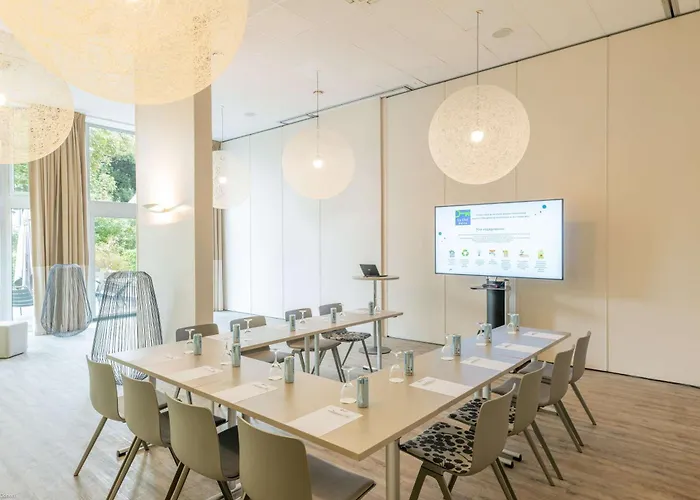 Western Du Parc Chantilly